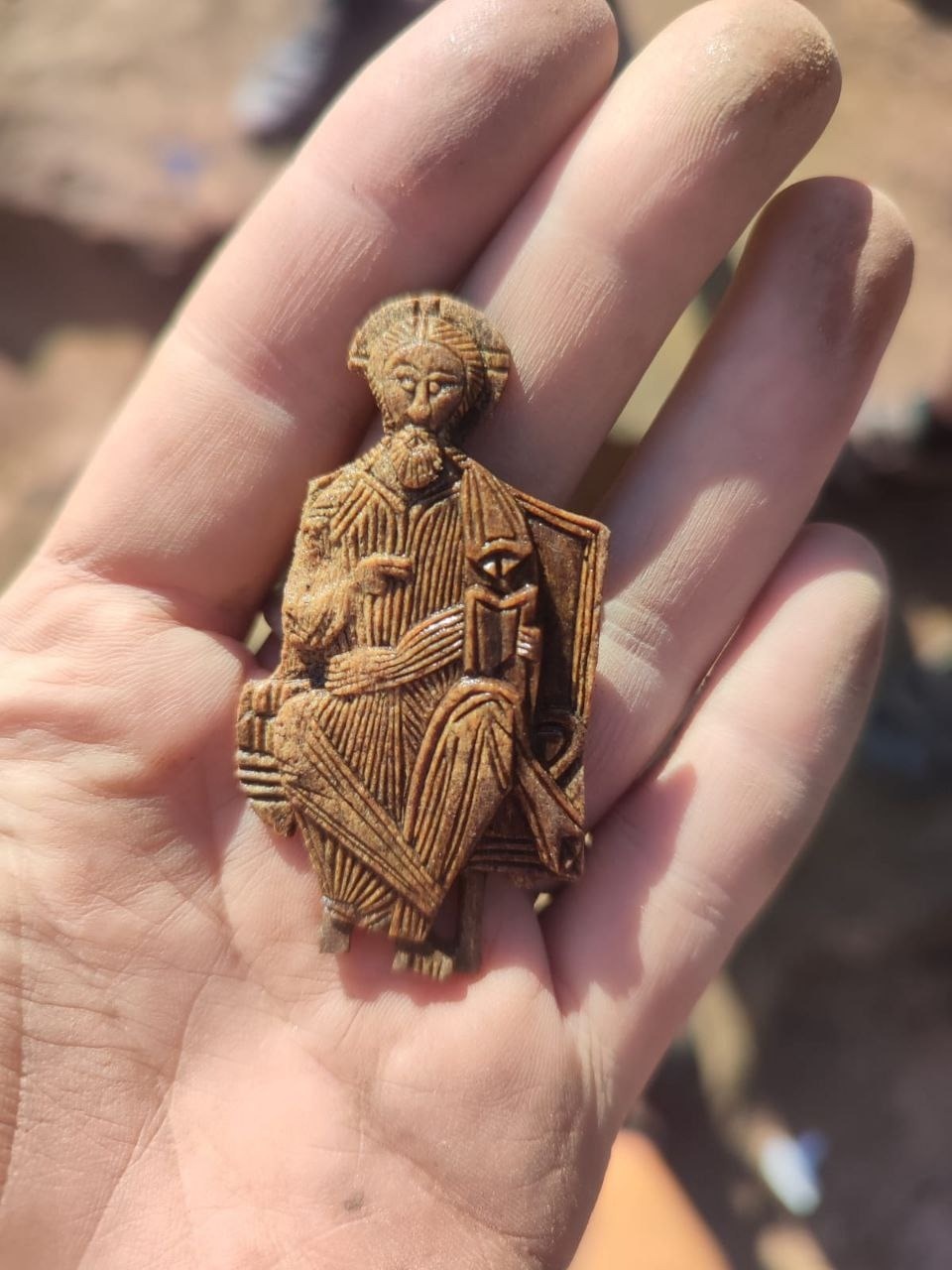 Старинную резную иконку «Спас на престоле» обнаружили на раскопе в Пскове Старинную резную иконку «Спас на престоле» обнаружили на раскопе в Пскове