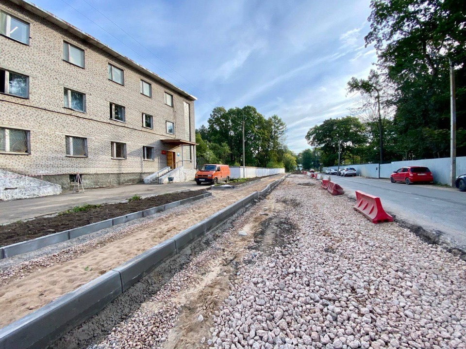 На улице Госпитальной в Пскове ремонтируют тротуары