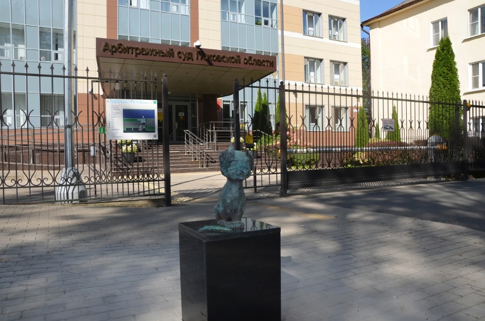 Новые барсики появились у зданий двух судов в Пскове Новые барсики появились у зданий двух судов в Пскове