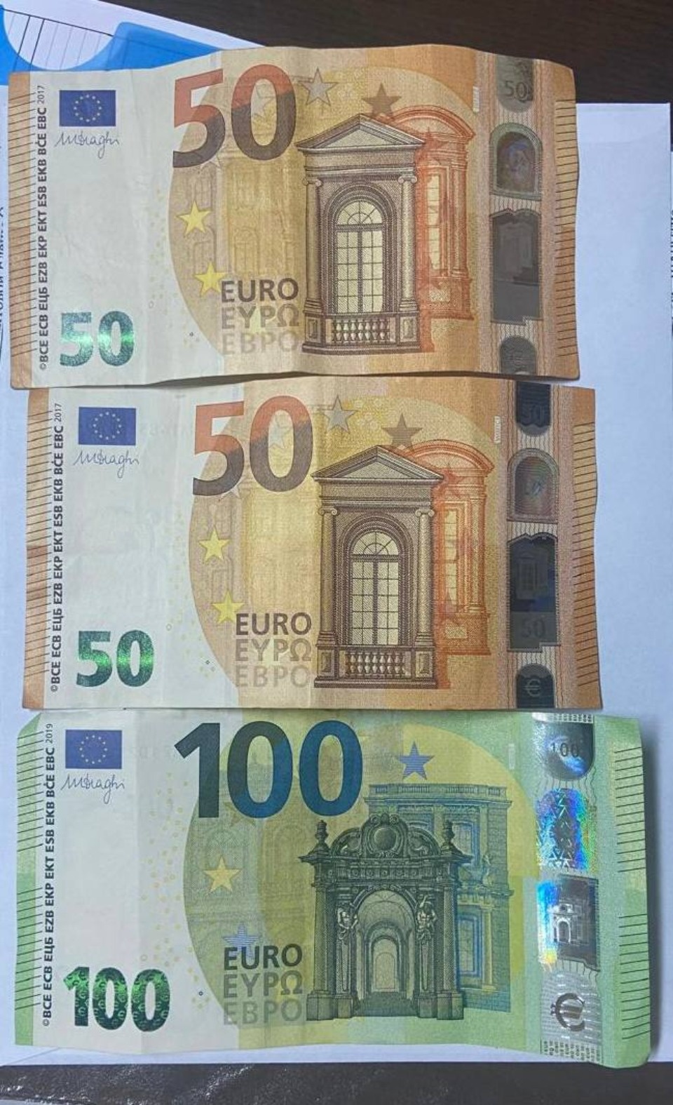 Иностранца оштрафовали за попытку дачи взятки сотруднику Псковской таможни 