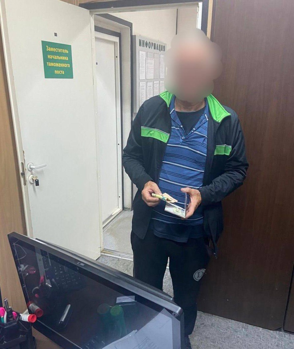 Иностранца оштрафовали за попытку дачи взятки сотруднику Псковской таможни 