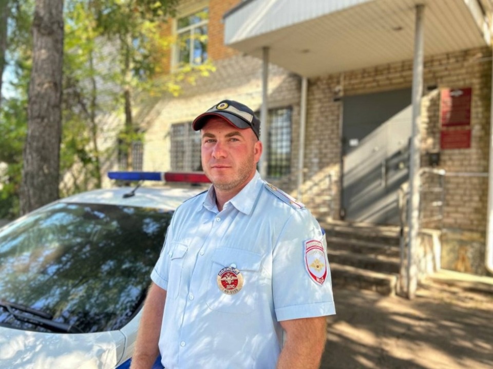 Под Псковом дорожный инспектор помог женщине, которой стало плохо за рулем