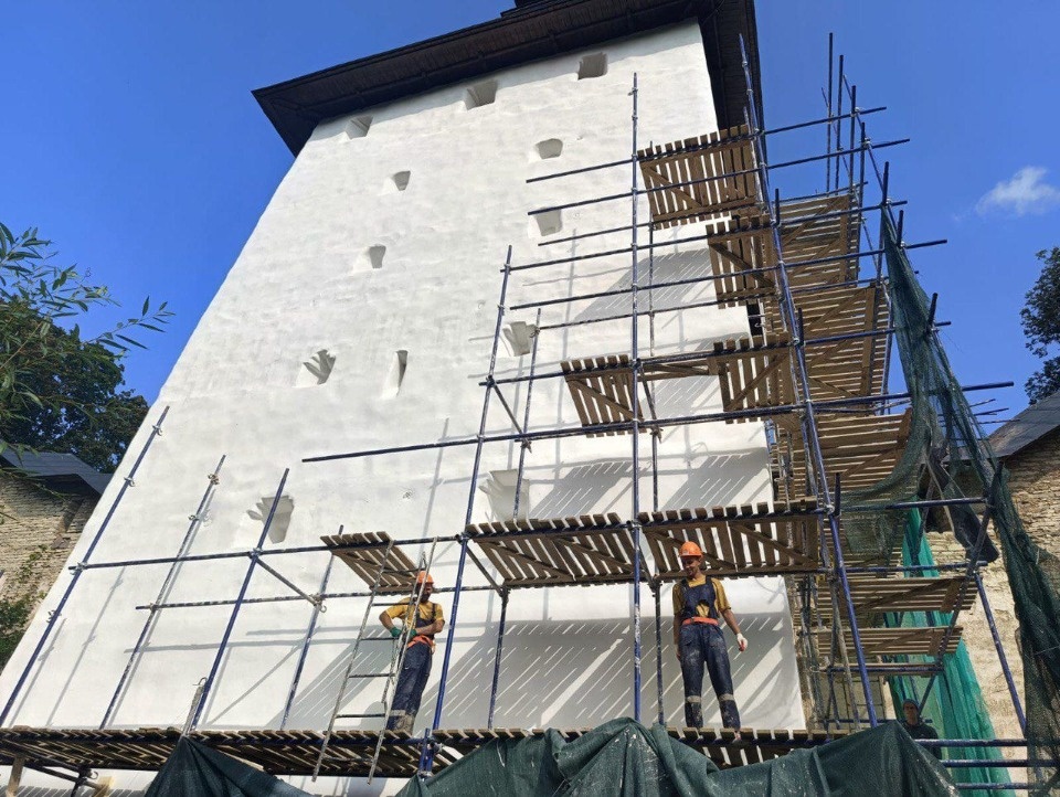 Строительные леса разбирают на фасадах башни Верхних решеток в Псково-Печерском монастыре Строительные леса разбирают на фасадах башни Верхних решеток в Псково-Печерском монастыре