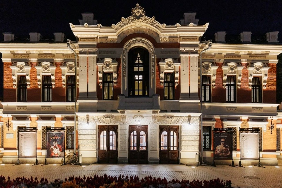 Капитальный ремонт фасада здания театра драмы завершили в Пскове