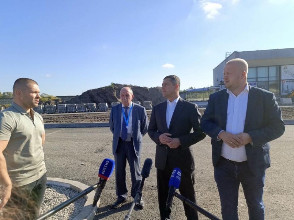 Михаил Ведерников проконтролировал ход капремонта площади перед аэропортом Пскова