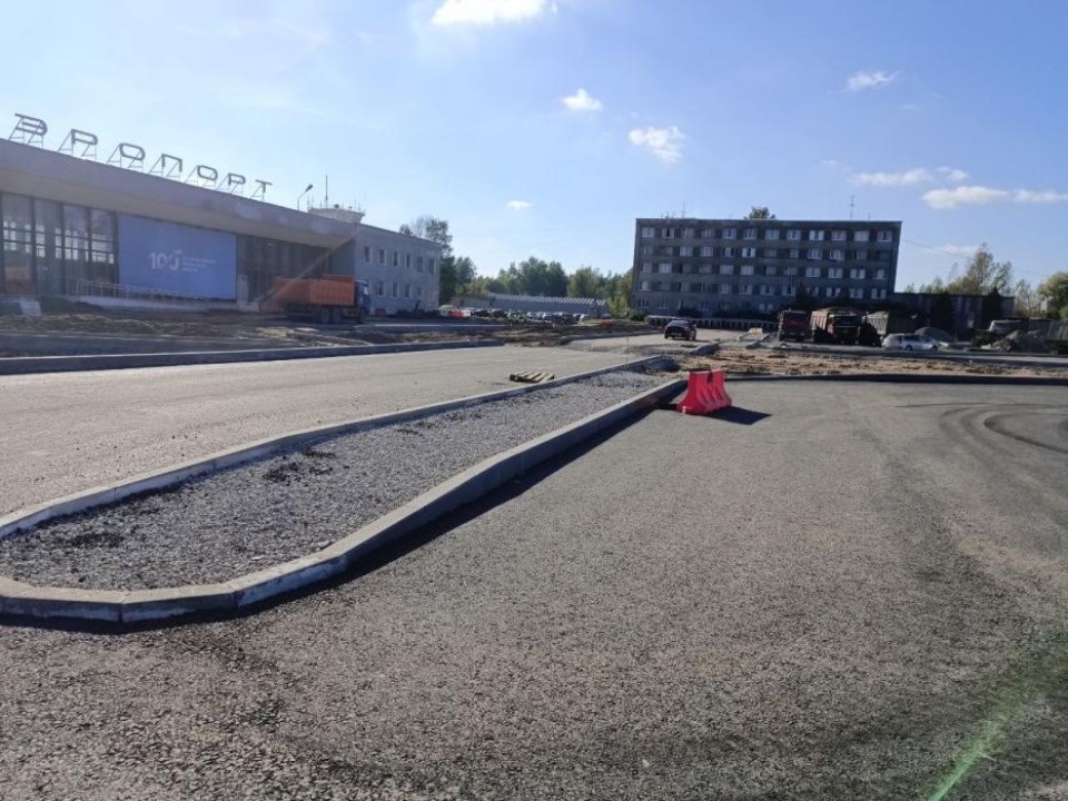 Михаил Ведерников проконтролировал ход капремонта площади перед аэропортом Пскова
