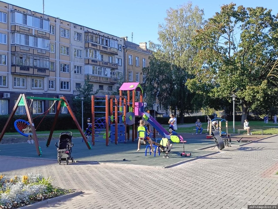 На Четырех углах в Пскове установили новую детскую площадку