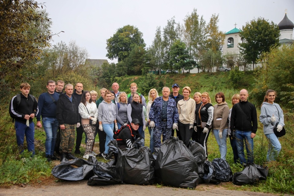 Псковские полицейские поучаствовали во всероссийском экосубботнике «Зеленая Россия»