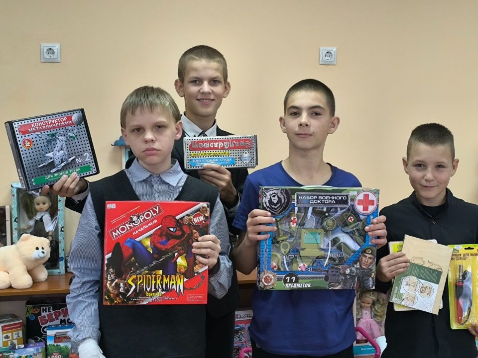 Завод «Титан-Полимер» помог закупить мебель и игрушки Опочецкой специальной школе-интернату