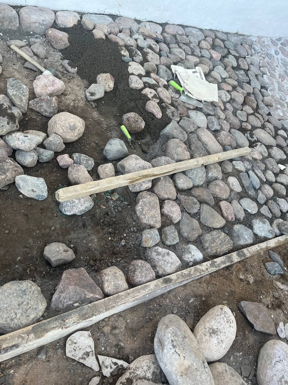 Работы по устройству отмостков продолжаются вокруг колокольни Троицкого собора в Пскове Работы по устройству отмостков продолжаются вокруг колокольни Троицкого собора в Пскове