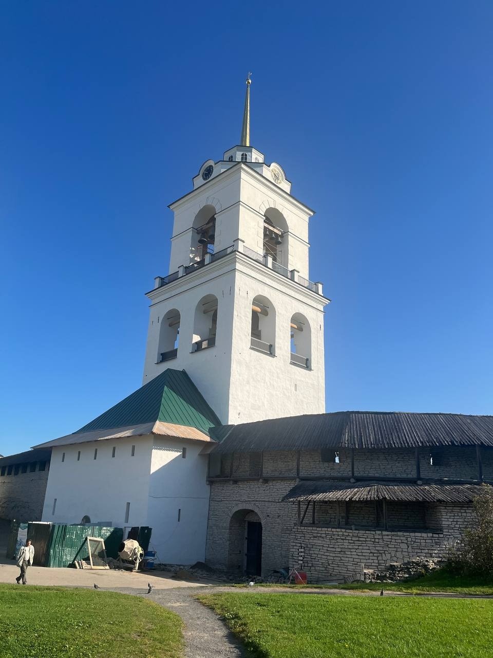 Работы по устройству отмостков продолжаются вокруг колокольни Троицкого собора в Пскове Работы по устройству отмостков продолжаются вокруг колокольни Троицкого собора в Пскове