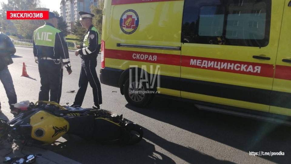 Мотоциклист пострадал в результате аварии в Пскове Мотоциклист пострадал в результате аварии в Пскове