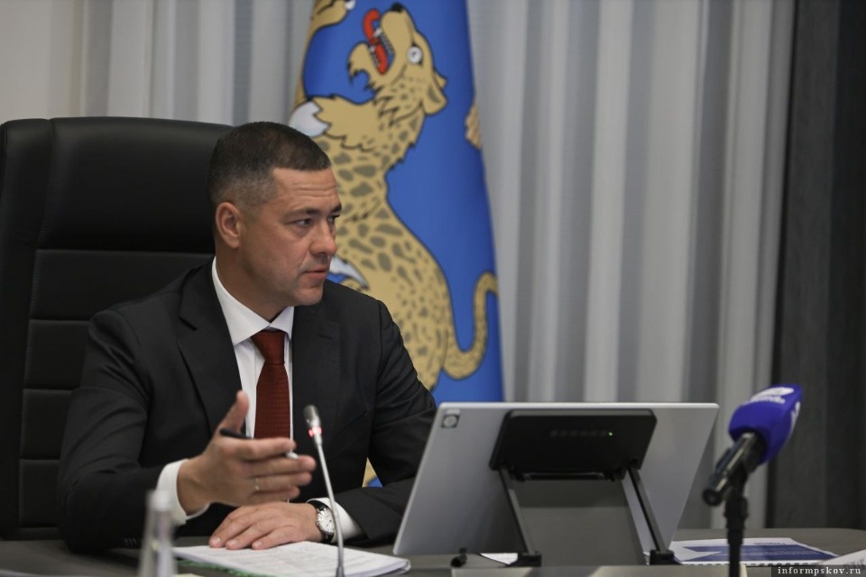 Губернатор Псковской области поручил взять на контроль ремонт в Доме молодёжи