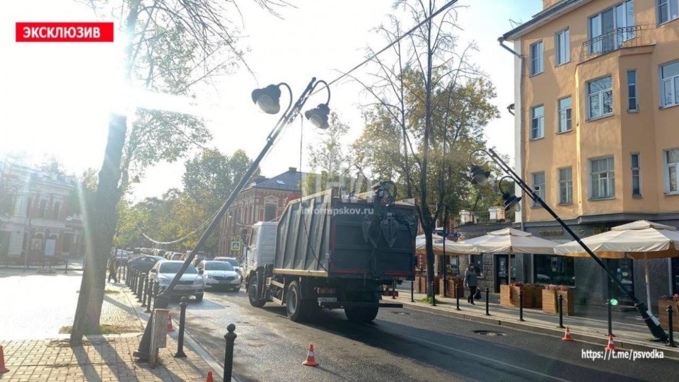 Мусоровоз погнул фонари в центре Пскова