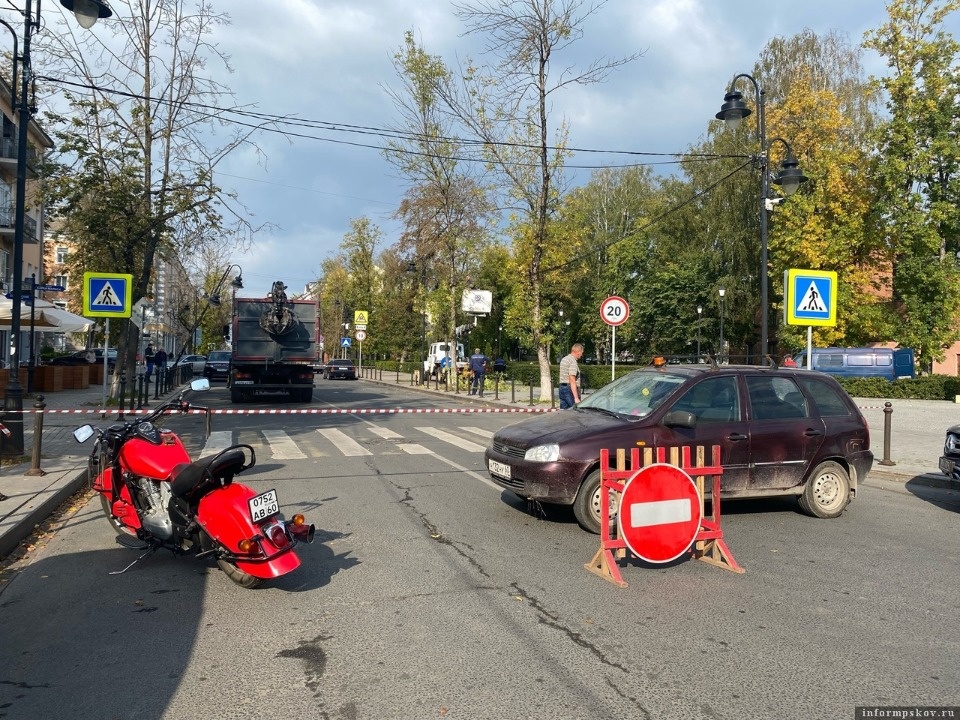 Участок улицы Ленина в Пскове перекрыли для автотранспорта