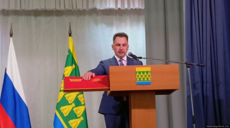 Иван Мешков официально вступил в должность главы Гдовского района