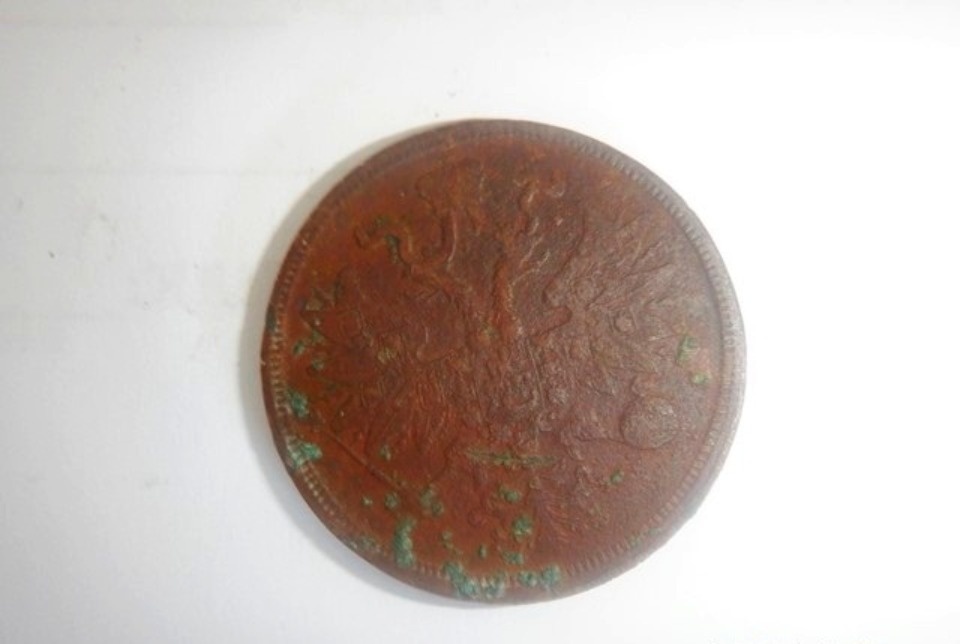 Гражданин Украины пытался вывезти из России 17 старинных монет через Псковскую область