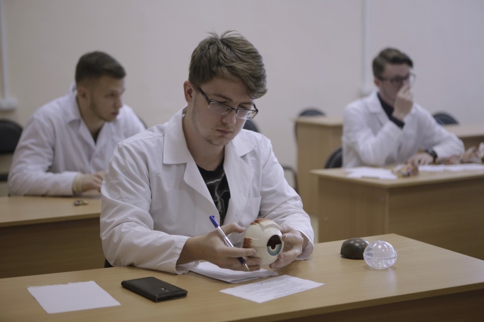 Около 200 человек получают медобразование по заявкам организаций Псковской области