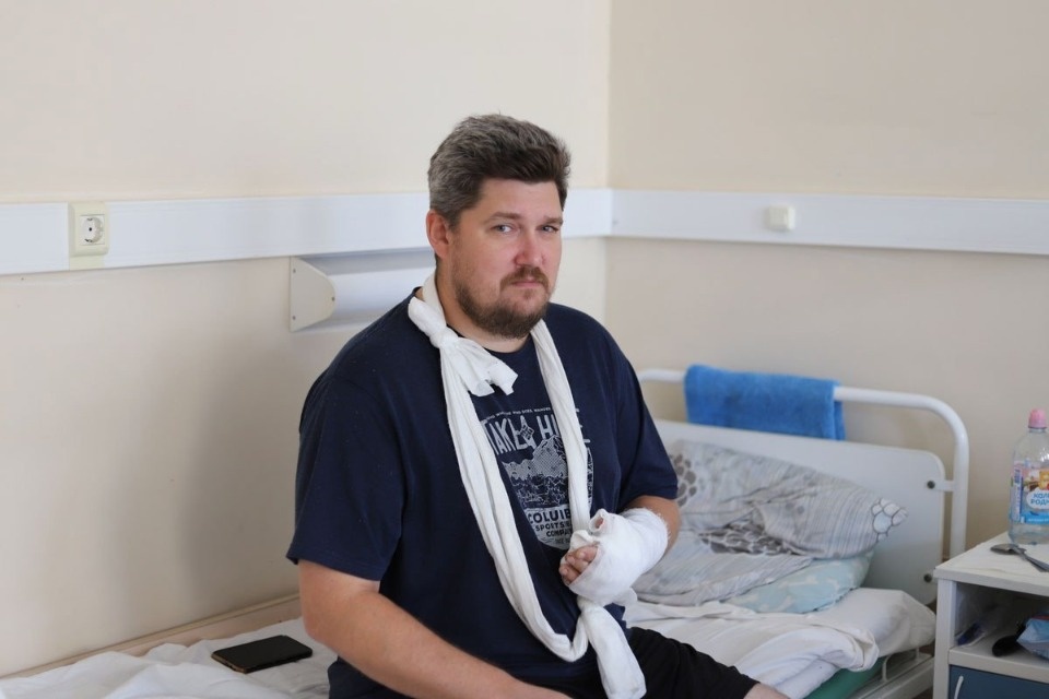 Врачи спасли псковичу кисть руки, которую он отрезал во время ремонта
