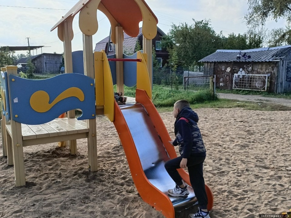Детская площадка в деревне  Булатовщина Ближняя пользуется популярностью у детей