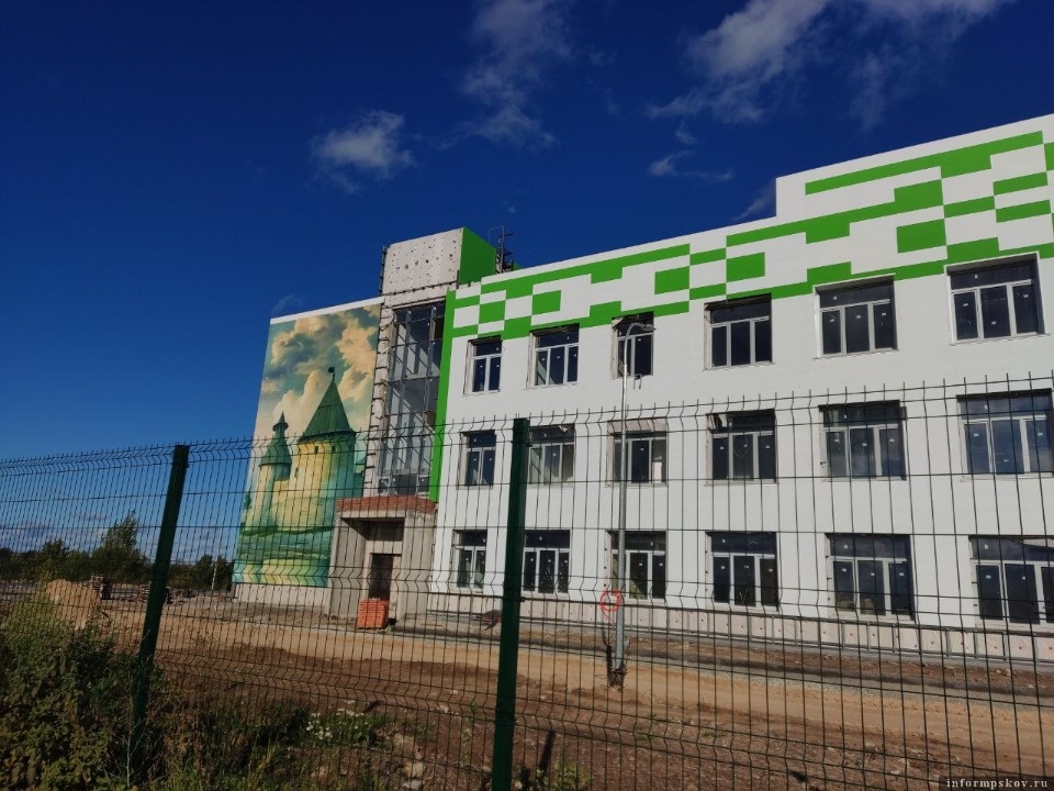 Муралы наносят на фасады новой школы на улице Киселева в Пскове