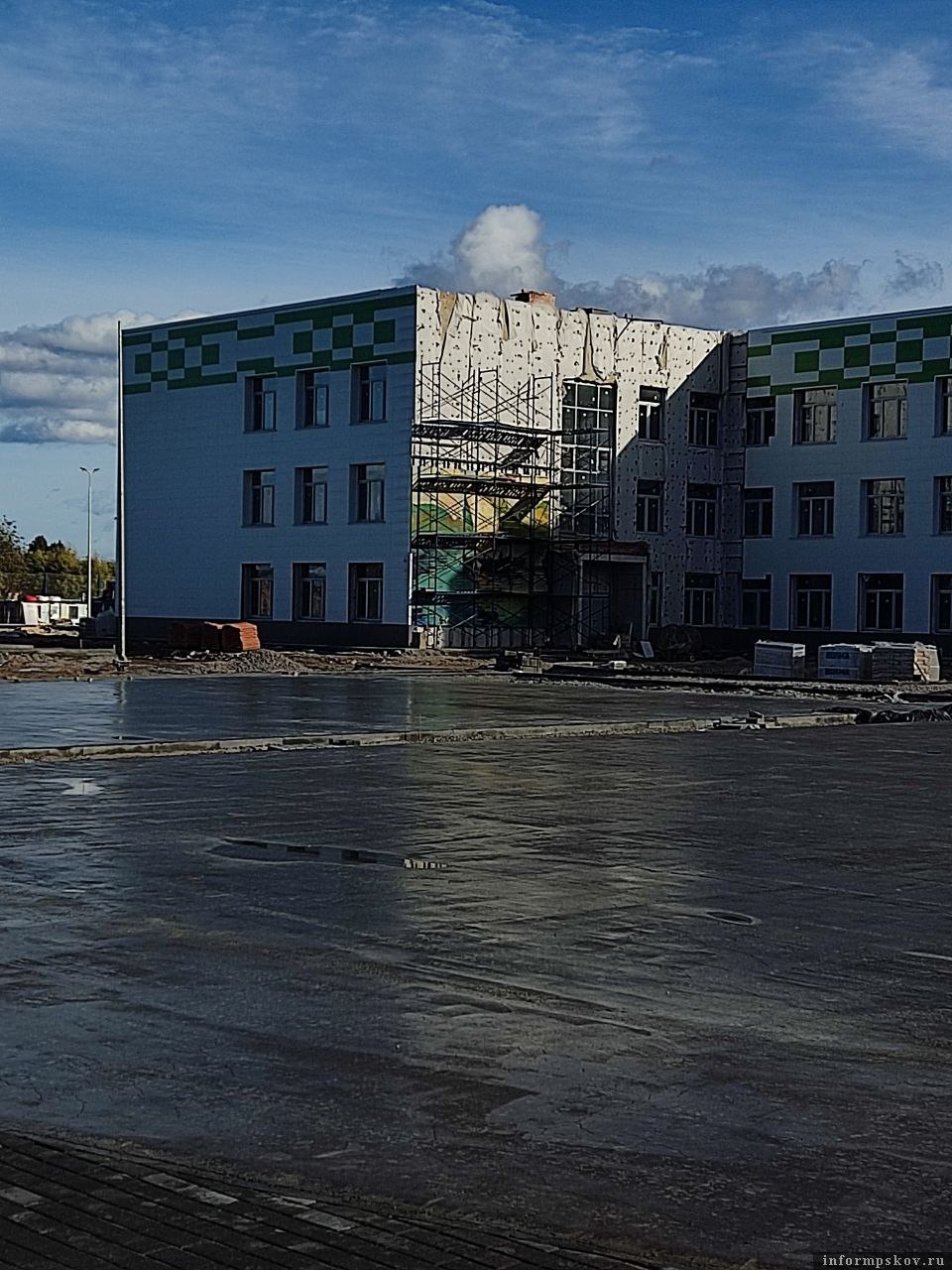 Муралы наносят на фасады новой школы на улице Киселева в Пскове
