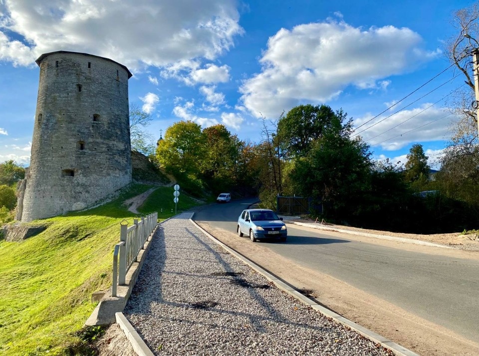Ремонт улицы Гремячей завершают в Пскове