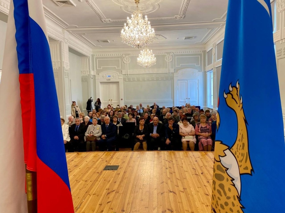 Борис Елкин вручил медали псковским семьям, прожившим в браке полвека