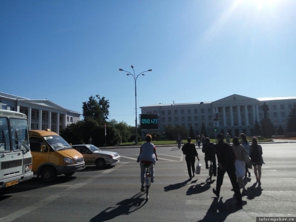 В Пскове демонтируют билборд на площади Ленина