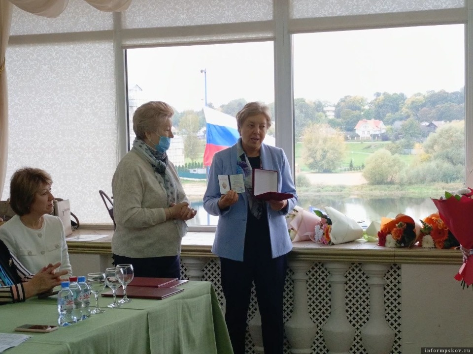 Почетным знаком «За заслуги перед Псковской областью» наградили Елену Косенкову Почетным знаком «За заслуги перед Псковской областью» наградили Елену Косенкову