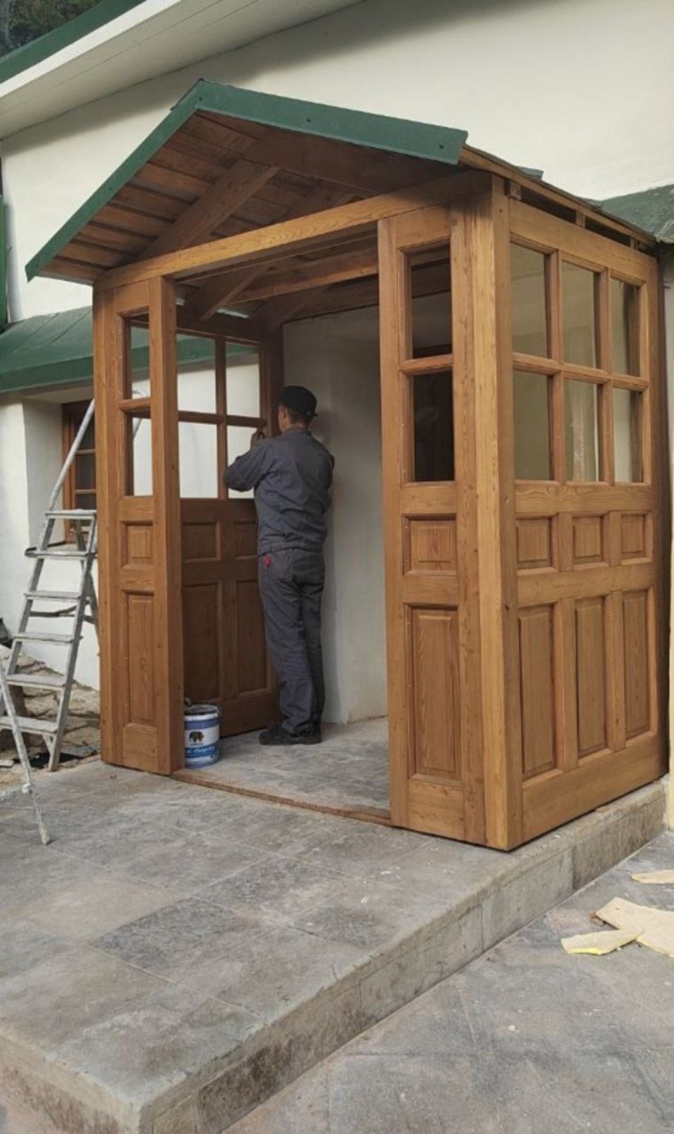 В Лазаревской церкви Псково-Печерского монастыря установили деревянные тамбуры