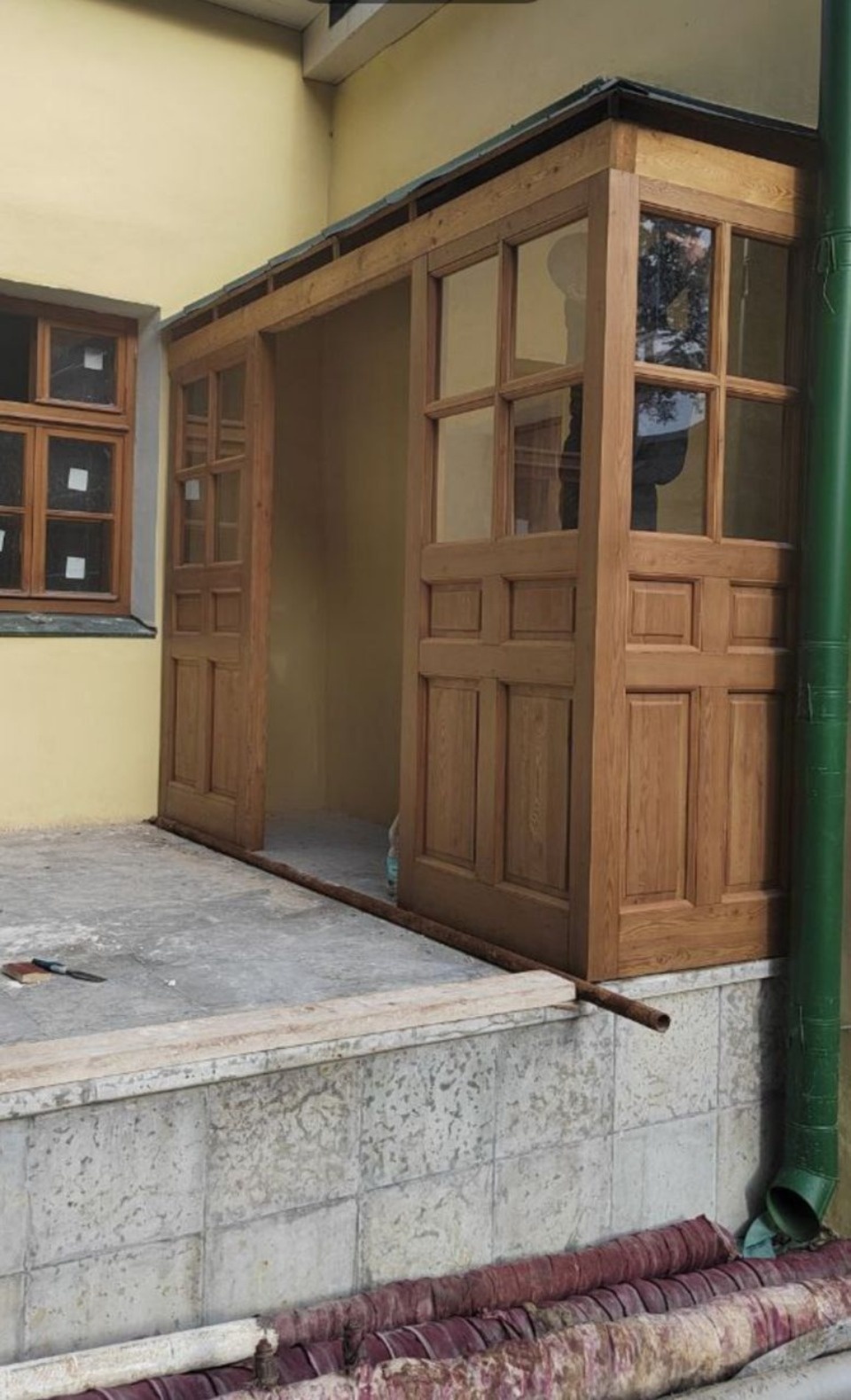 В Лазаревской церкви Псково-Печерского монастыря установили деревянные тамбуры