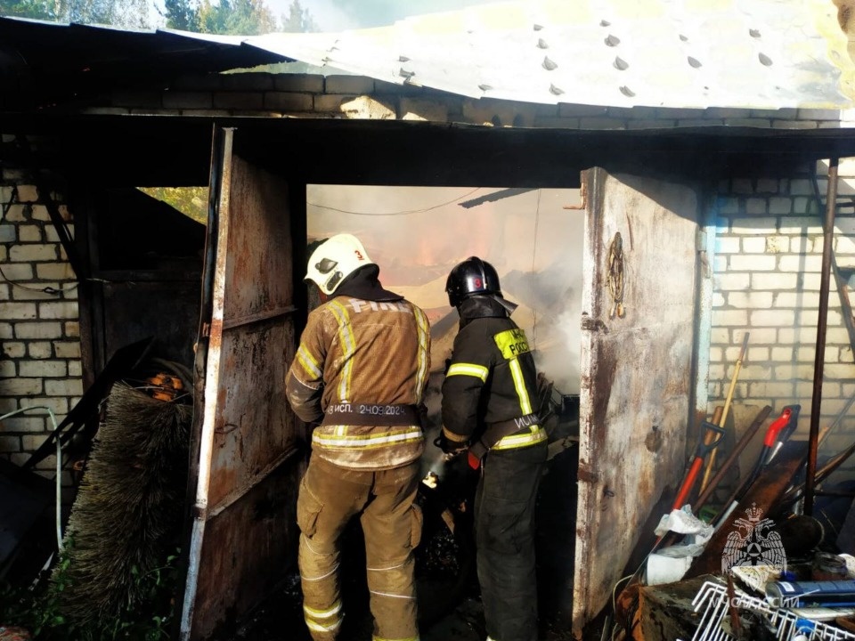 Разгерметизацию газовых баллонов на пожаре в гараже в Пскове предотвратило МЧС Разгерметизацию газовых баллонов на пожаре в гараже в Пскове предотвратило МЧС