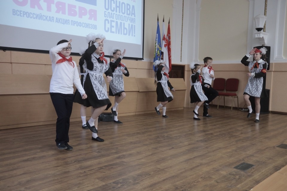 В ходе благотворительного концерта профсоюзы собрали более 50 тысяч рублей для нужд СВО 