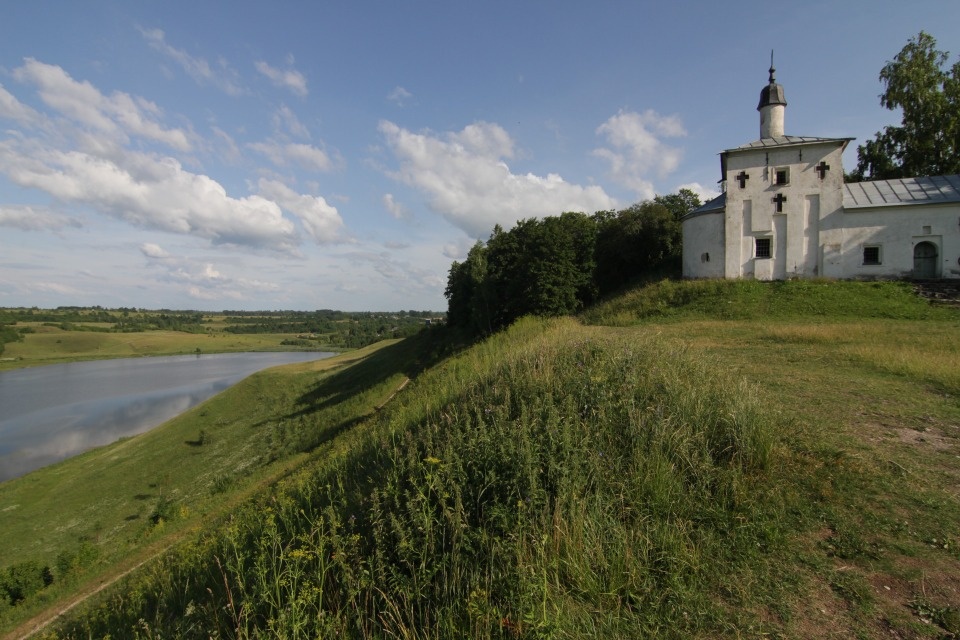 В Изборске благоустраивают спуск и тропы к источнику В Изборске благоустраивают спуск и тропы к источнику