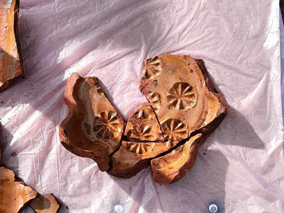 Археологи обнаружили на раскопе в Пскове кулинарную форму для выпечки