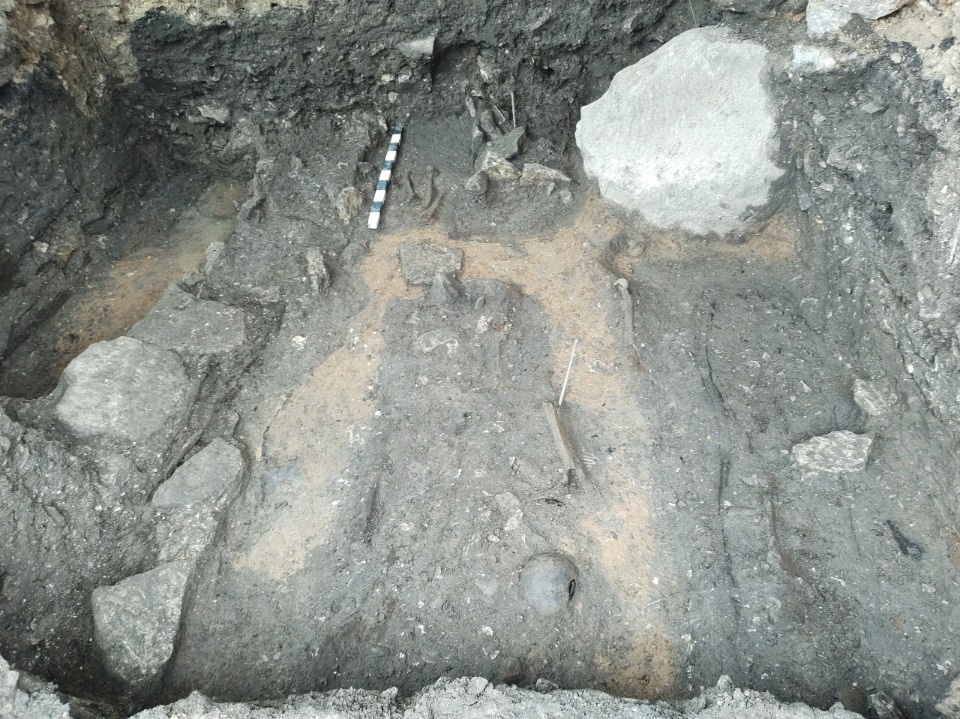 Следы редкого погребального обряда обнаружили археологи в Пскове Следы редкого погребального обряда обнаружили археологи в Пскове