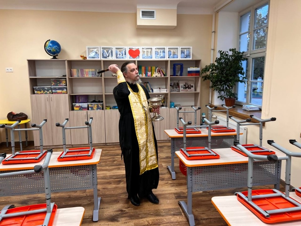 В Печорской лингвистической гимназии состоялся чин освящения В Печорской лингвистической гимназии состоялся чин освящения