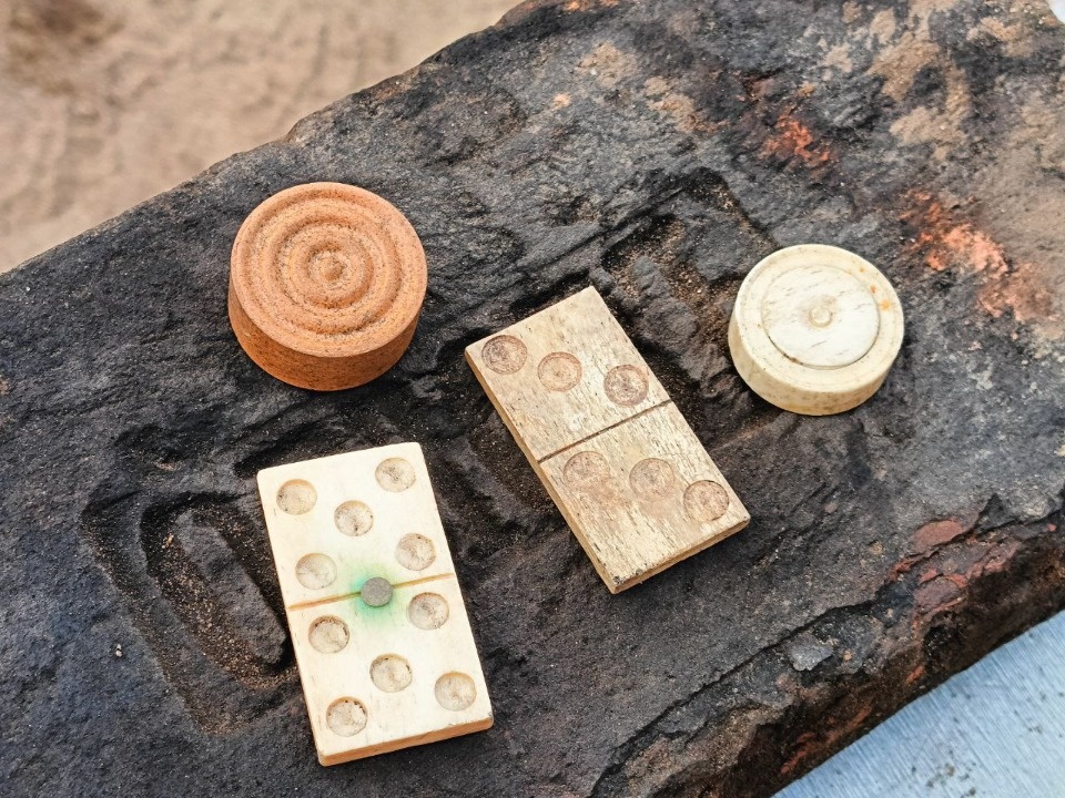 Археологи обнаружили на раскопе в Пскове старинные фишки для настольных игр