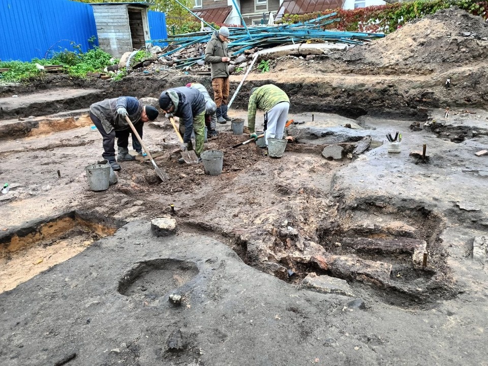 Археологи обнаружили на раскопе в Пскове старинные фишки для настольных игр