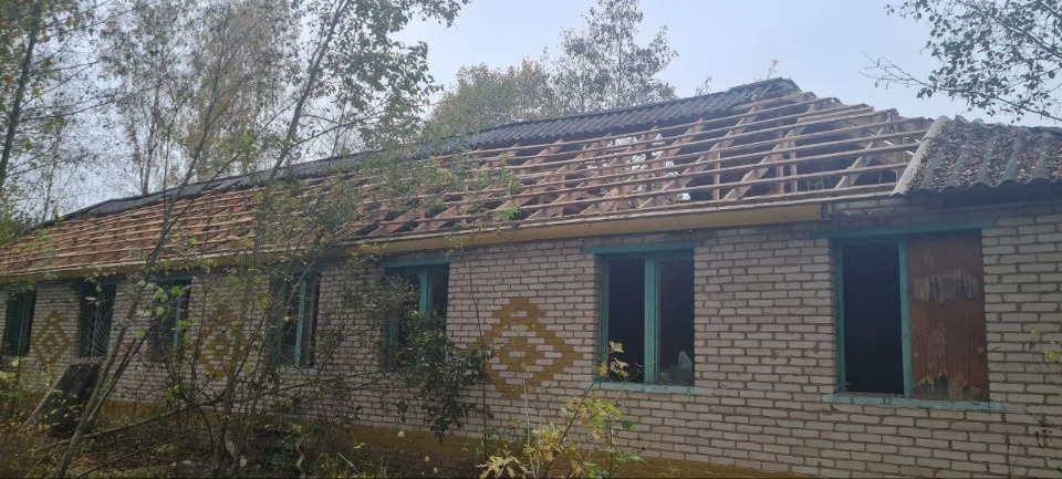 Неизвестные сняли шифер с крыши здания бывшей школы в Дновском районе Неизвестные сняли шифер с крыши здания бывшей школы в Дновском районе
