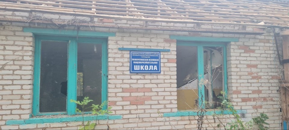 Неизвестные сняли шифер с крыши здания бывшей школы в Дновском районе Неизвестные сняли шифер с крыши здания бывшей школы в Дновском районе