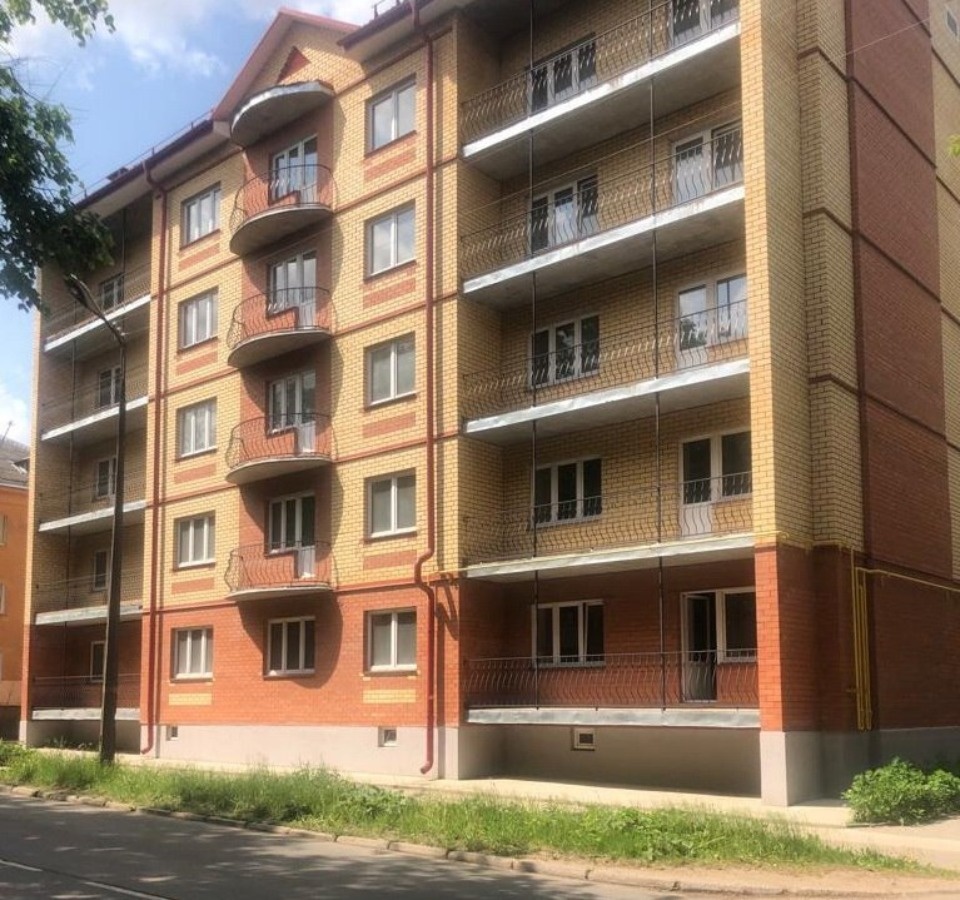 Суд обязал застройщика снести или перестроить в Великих Луках незаконную пятиэтажку