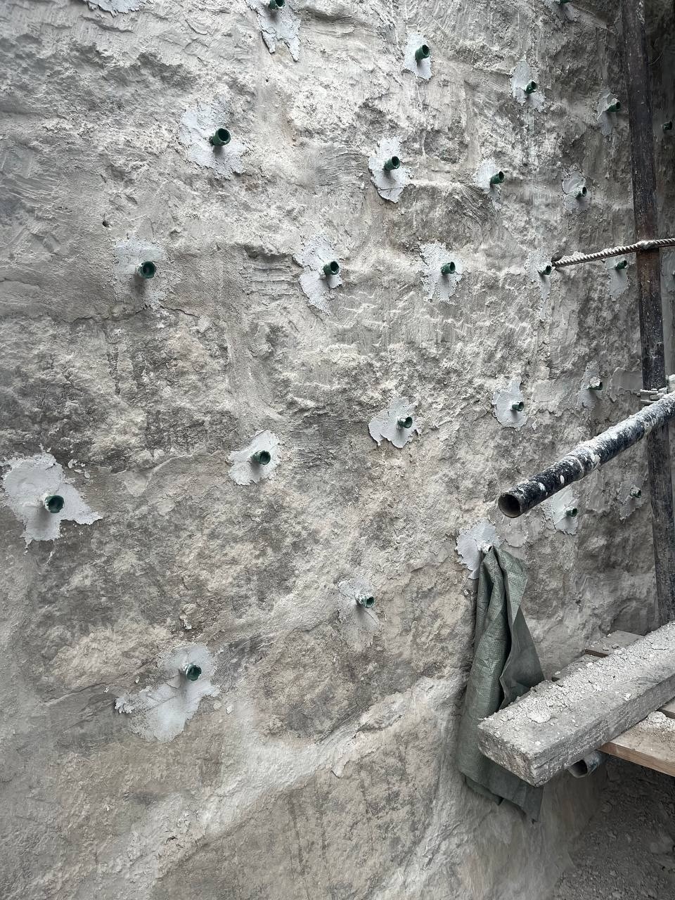 Работы по устройству отмостков вокруг стен колокольни Троицкого собора завершают в Пскове Работы по устройству отмостков вокруг стен колокольни Троицкого собора завершают в Пскове