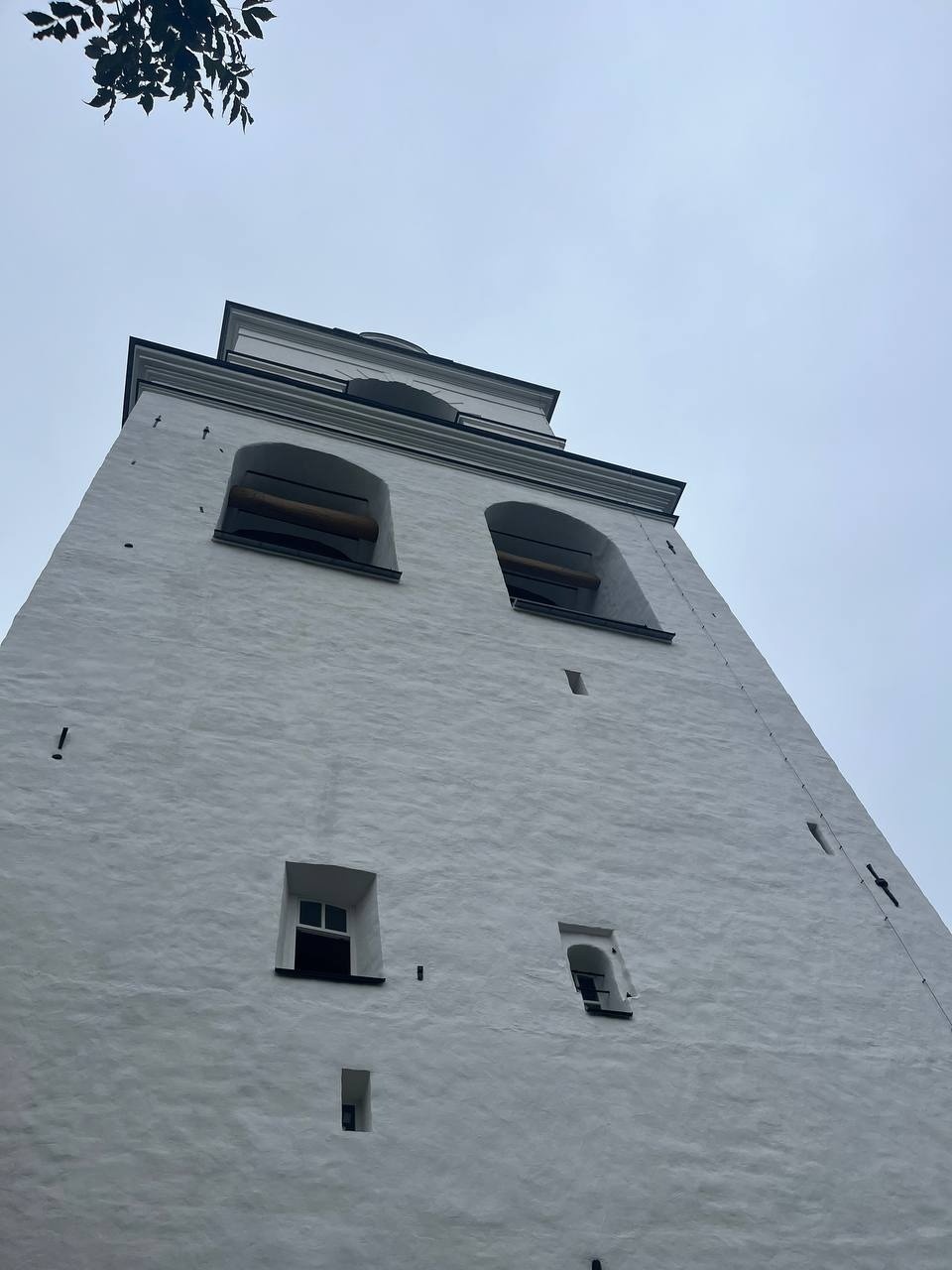 Работы по устройству отмостков вокруг стен колокольни Троицкого собора завершают в Пскове Работы по устройству отмостков вокруг стен колокольни Троицкого собора завершают в Пскове