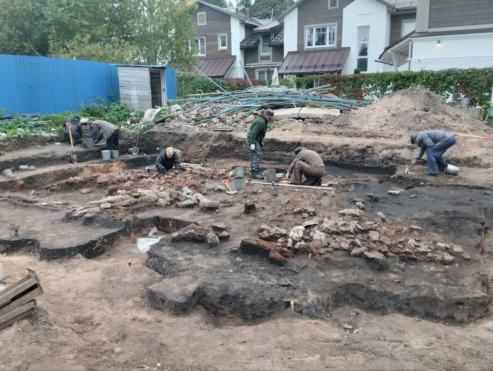 Коллекцию кирпичей с клеймами обнаружили на Плехановском раскопе в Пскове