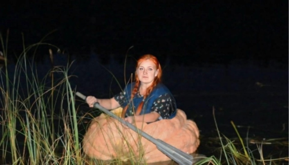 Жительница Псковской области отправилась в плавание на 200-килограммовой тыкве