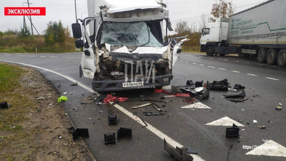 Фура и фургон столкнулись на федеральной трассе в Великолукском районе Фура и фургон столкнулись на федеральной трассе в Великолукском районе