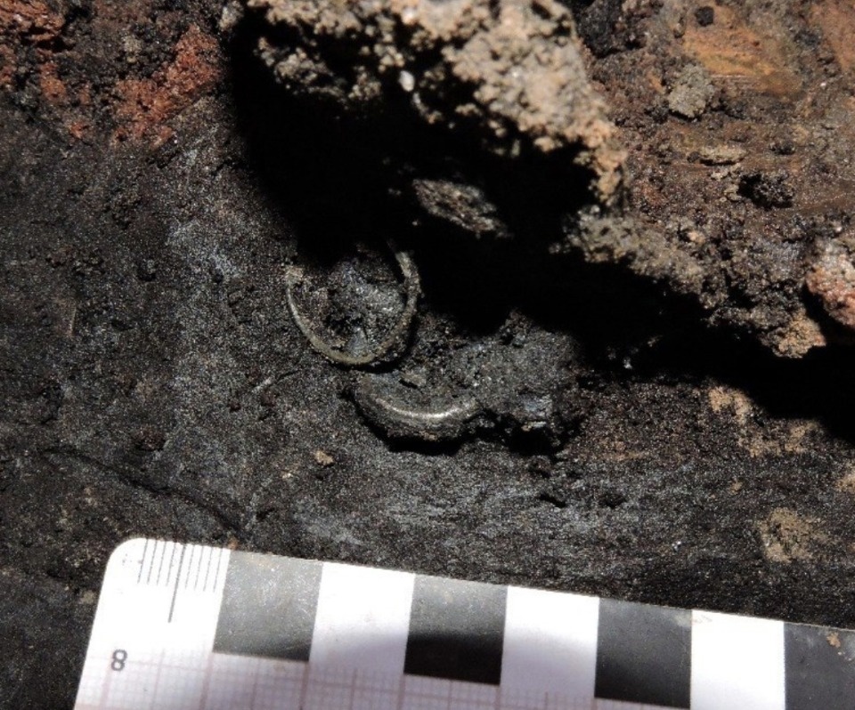 В Пскове археологи обнаружили женское погребение древнерусского времени В Пскове археологи обнаружили женское погребение древнерусского времени