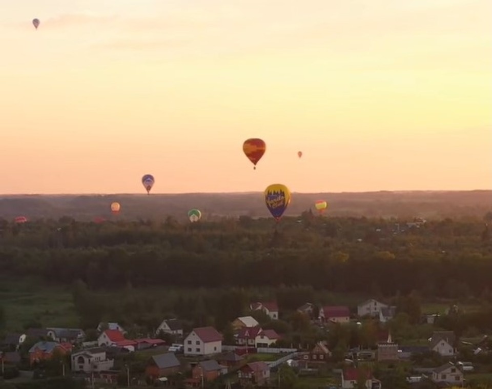 Почти 500 тысяч просмотров собрал ролик о полете на воздушном шаре над Псковской областью